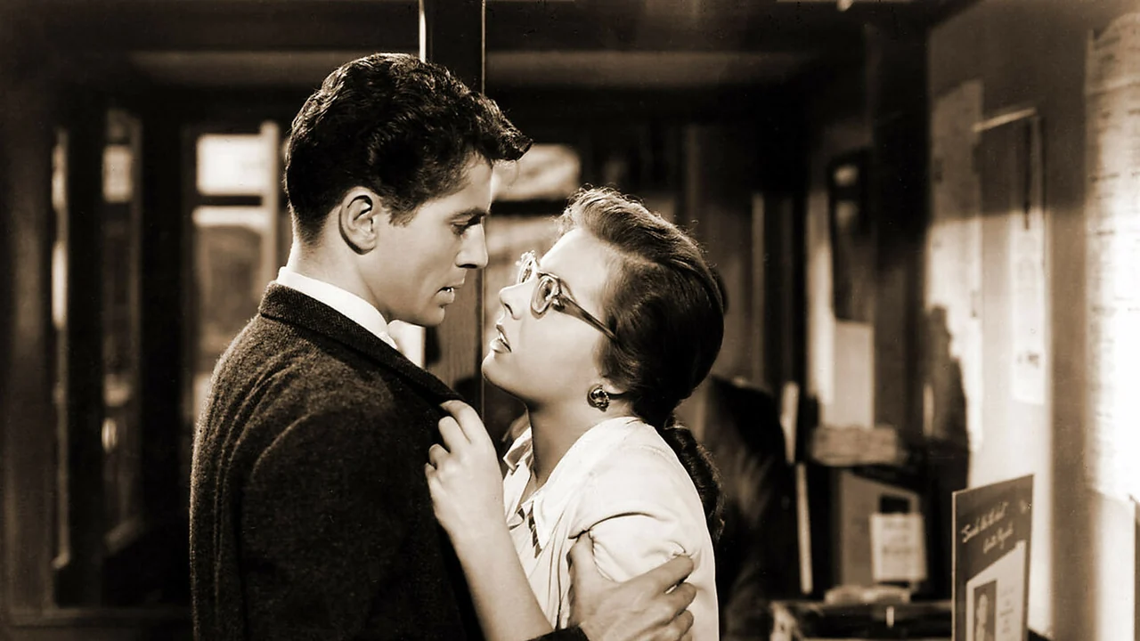 Фильм Незнакомцы в поезде (1951)